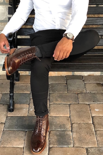 الطريقة المثلى لتنسيق الحذاء البني مع السروال الأسود
